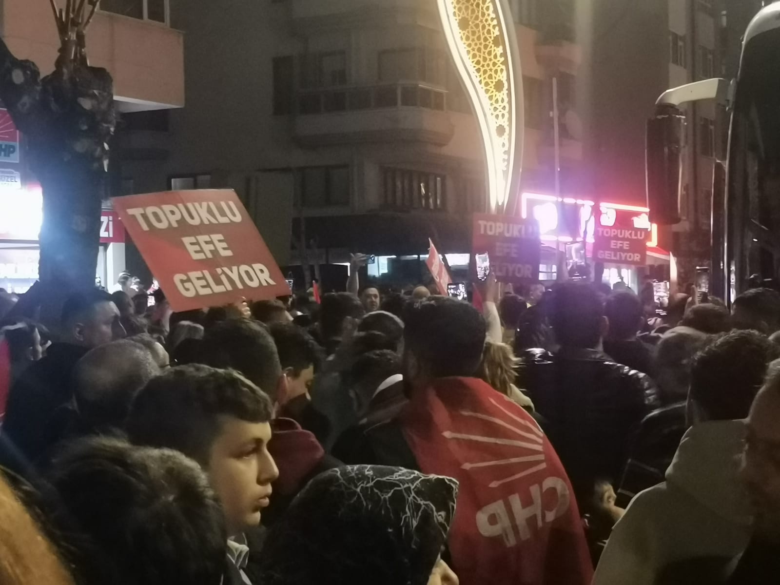 CHP'DE COŞKULU KALABALIK KÖKSALI BEKLİYOR