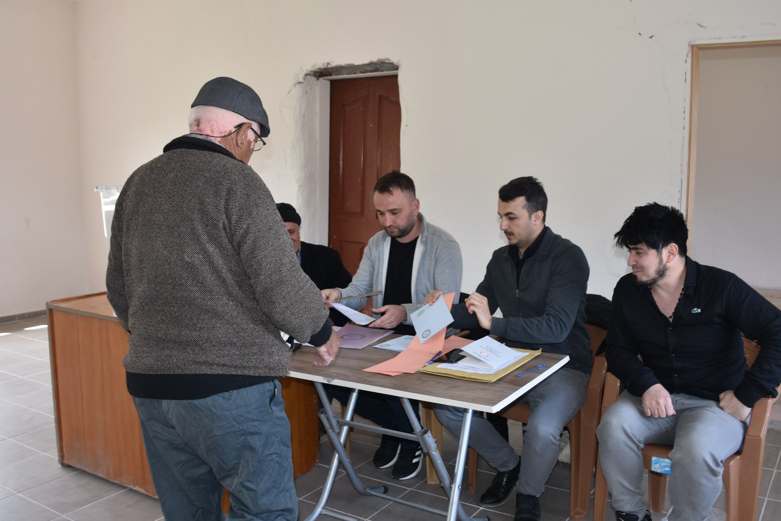 18 Seçmenli Köyün Muhtarı Yedinci Dönemde De Seçimi Kazandı