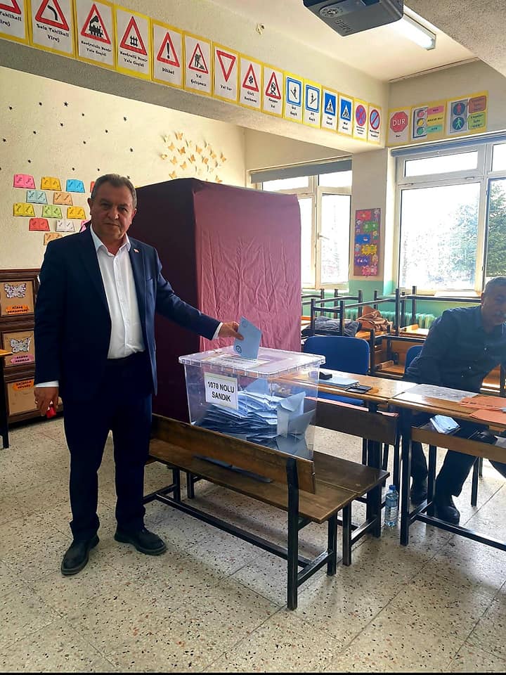 Gömü Belediyesi'nde 30 Yılın Tirajı Sona Erdi: Başkanlık Koltuğu Devrildi!