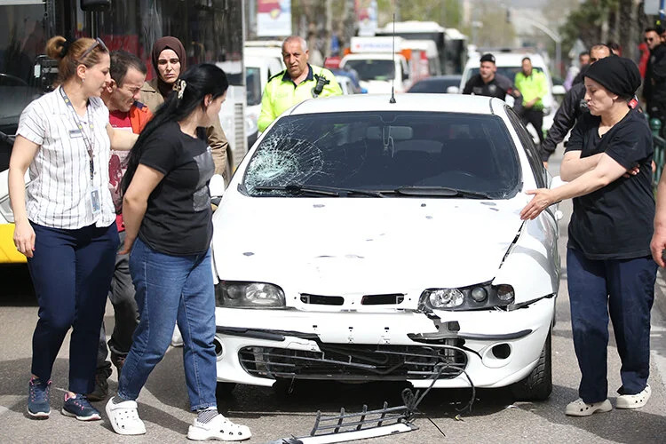 Karşıya Geçerken Otomobil Çarptı