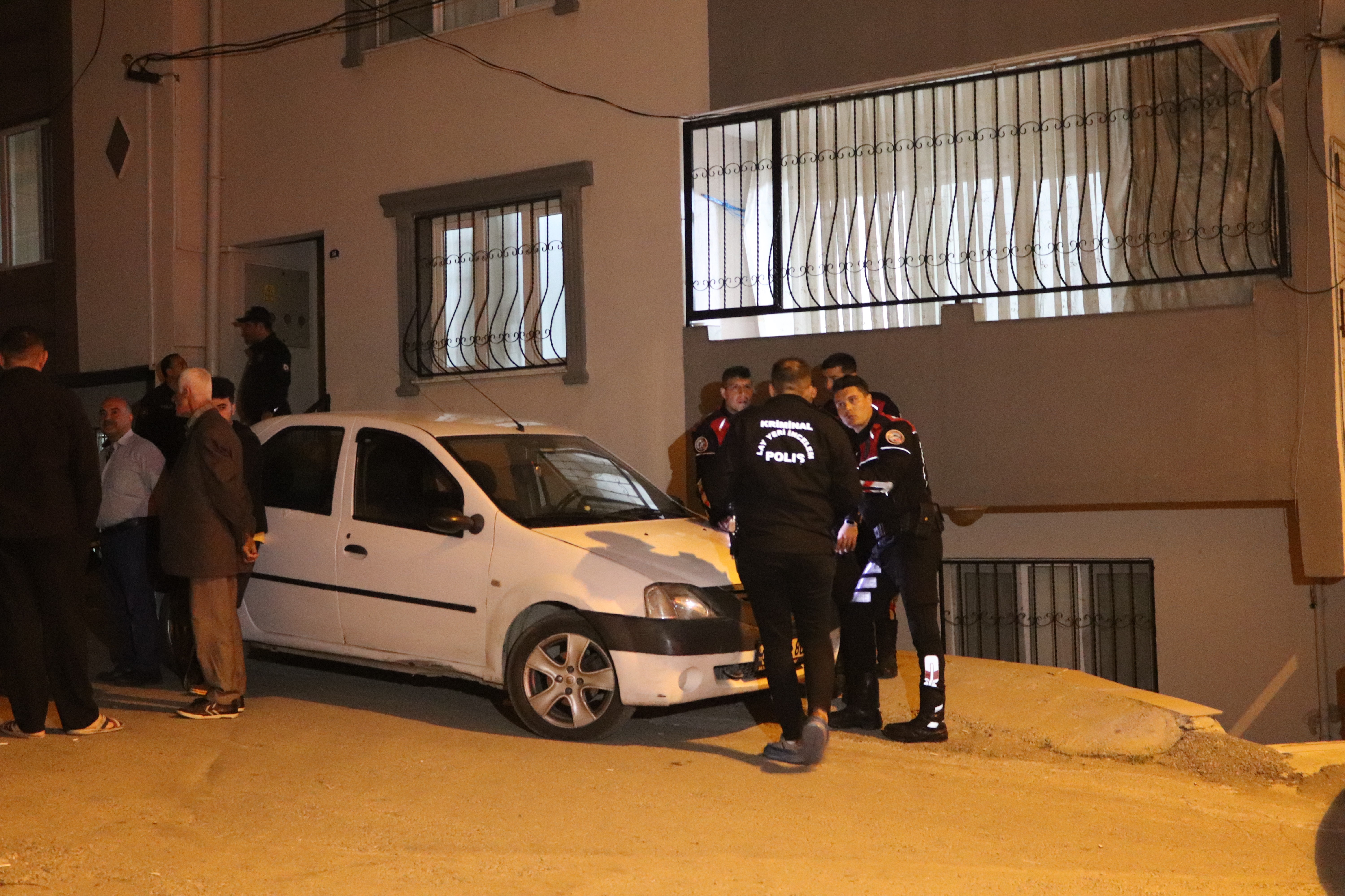 Baba Dehşeti: 1 Kızını Öldürdü, Diğerini Yaraladı