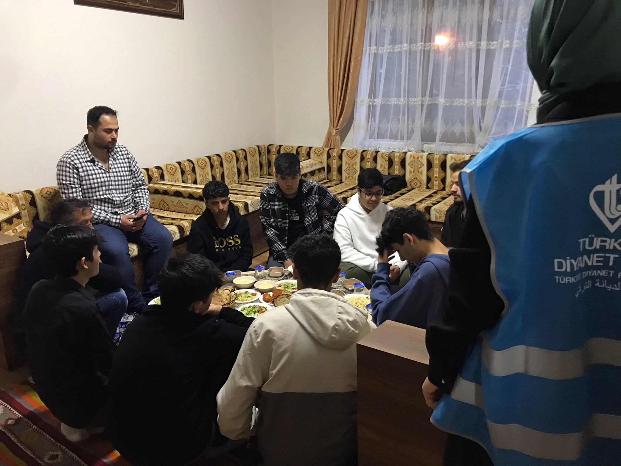 TDV Afyonkarahisar Şubesi Kadın Kolları Temsilcileri İftarda Gençlerle Buluştu