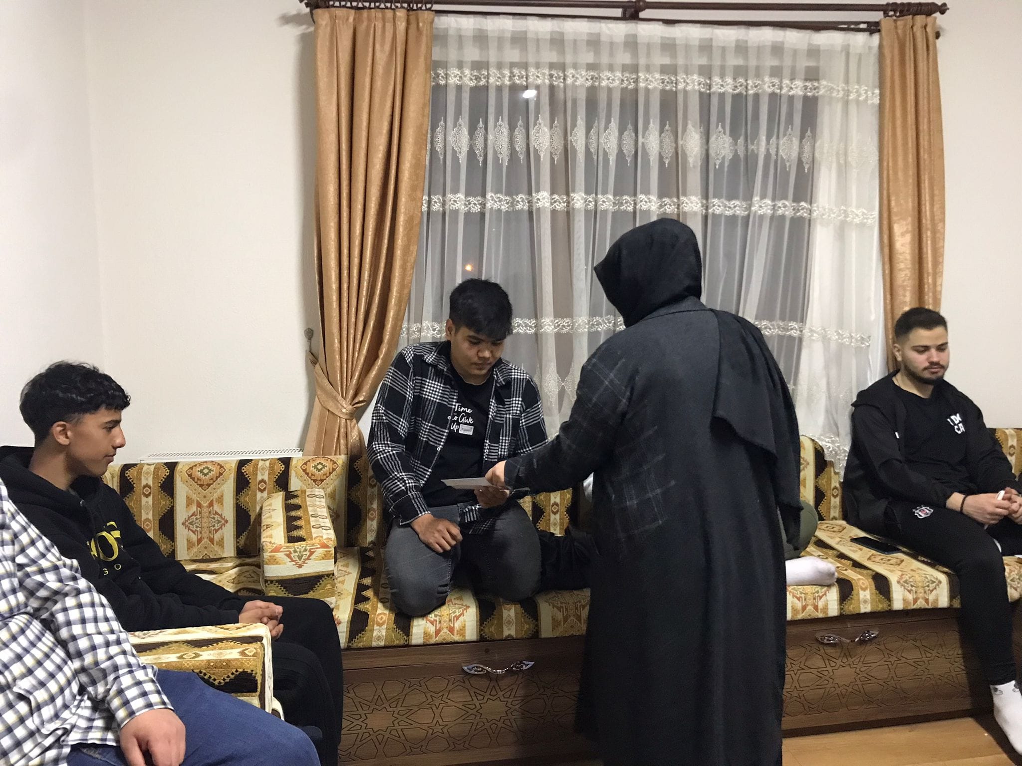 TDV Afyonkarahisar Şubesi Kadın Kolları Temsilcileri İftarda Gençlerle Buluştu
