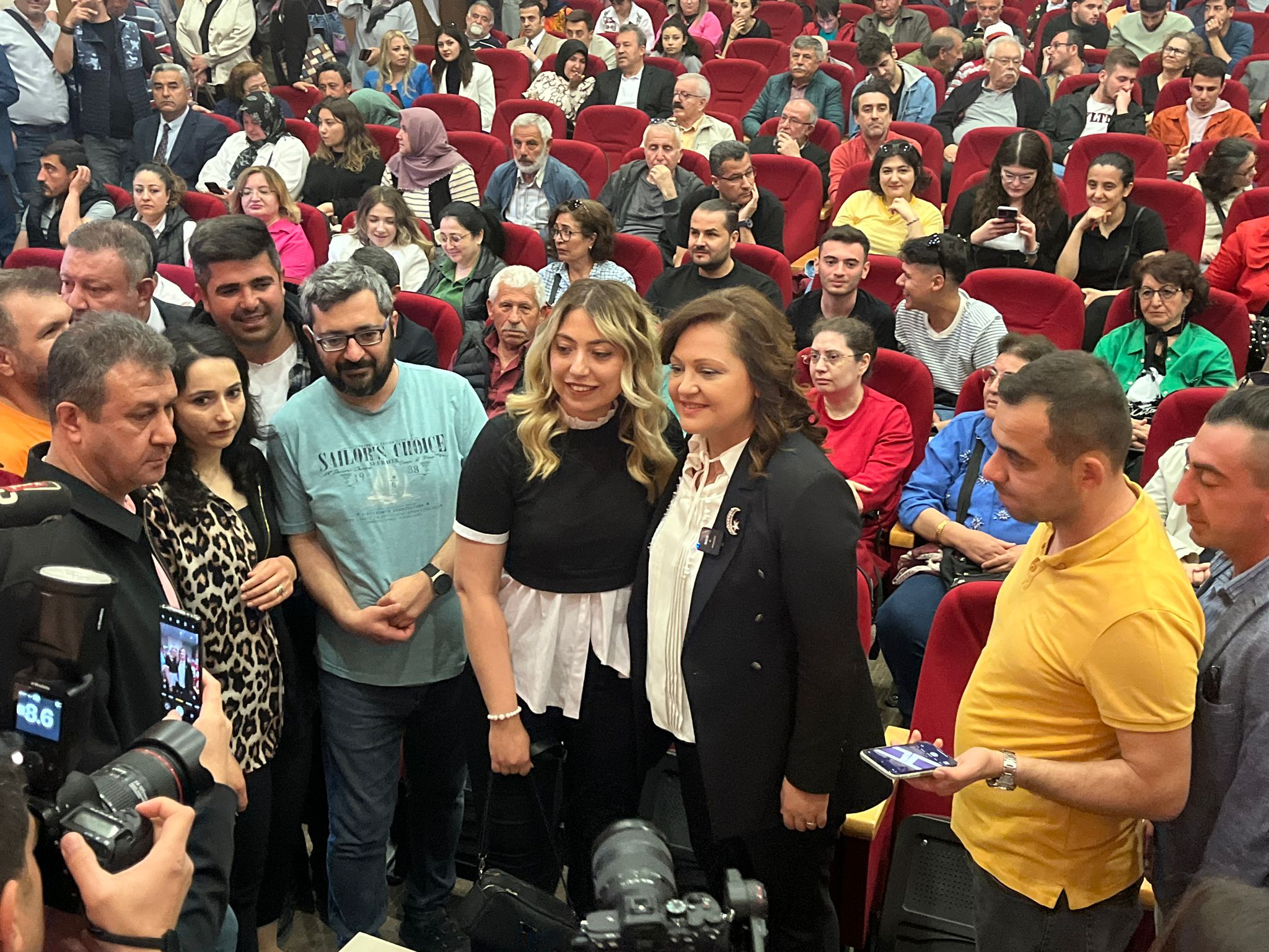 CHP'nin Mazbata Törenine Bir Saatlik Rötar