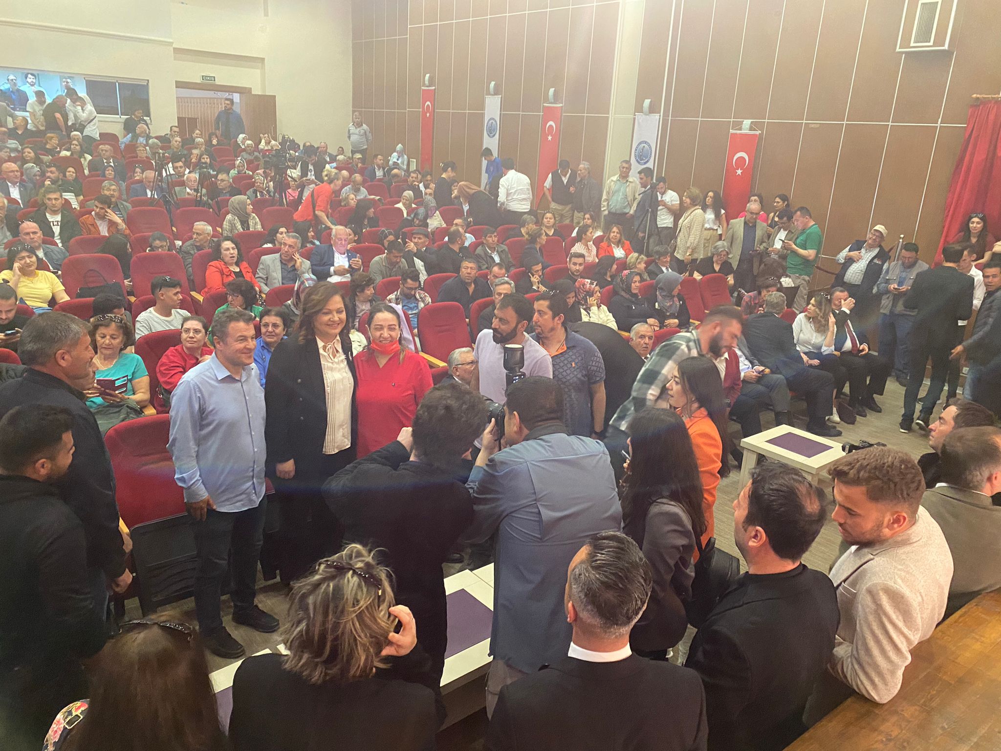 CHP'li Köksal'a Yoğun İlgi Vatandaşlar Fotoğraf Çektirmek İçin Sıraya Girdi