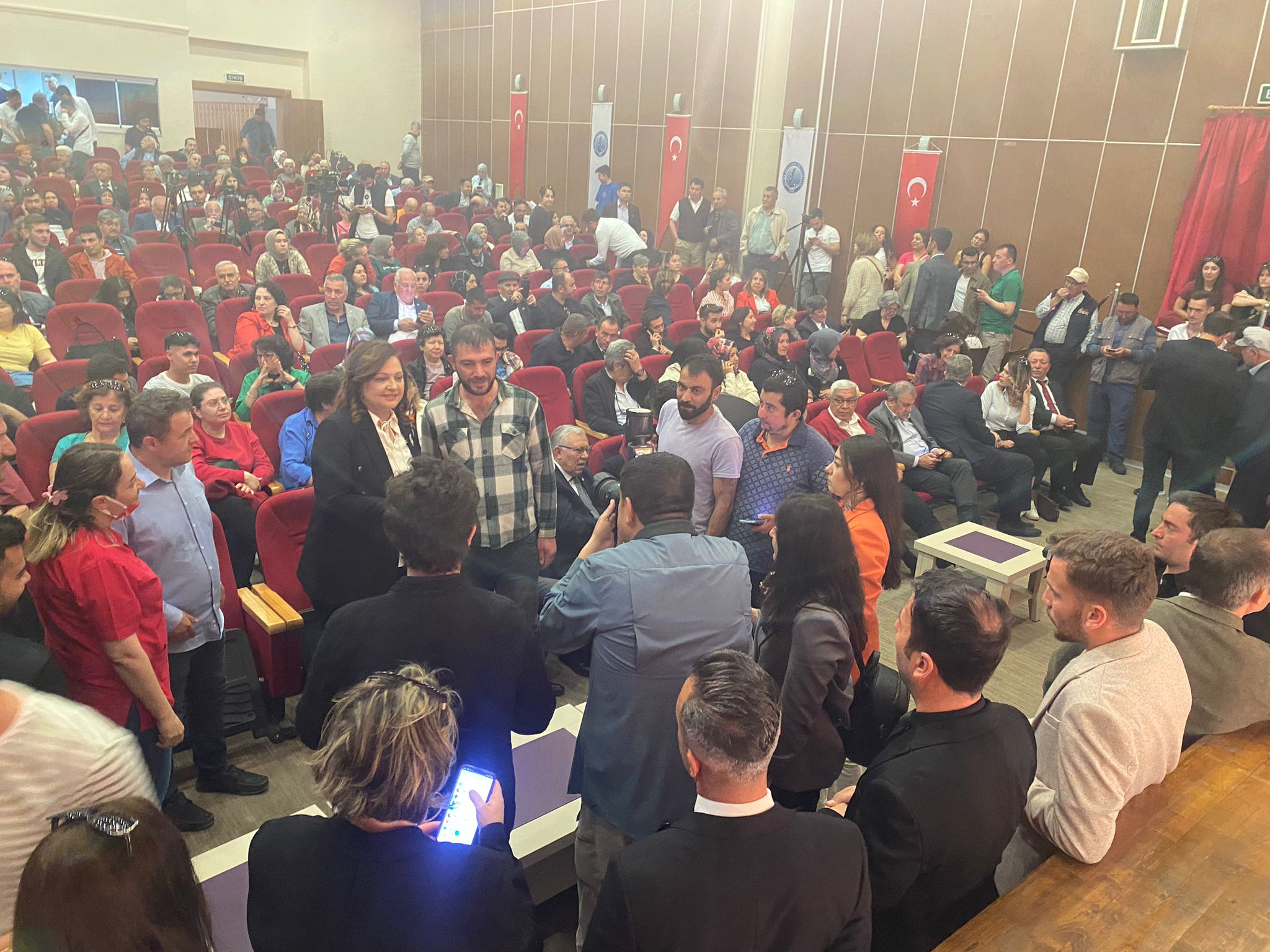 CHP'li Köksal'a Yoğun İlgi Vatandaşlar Fotoğraf Çektirmek İçin Sıraya Girdi