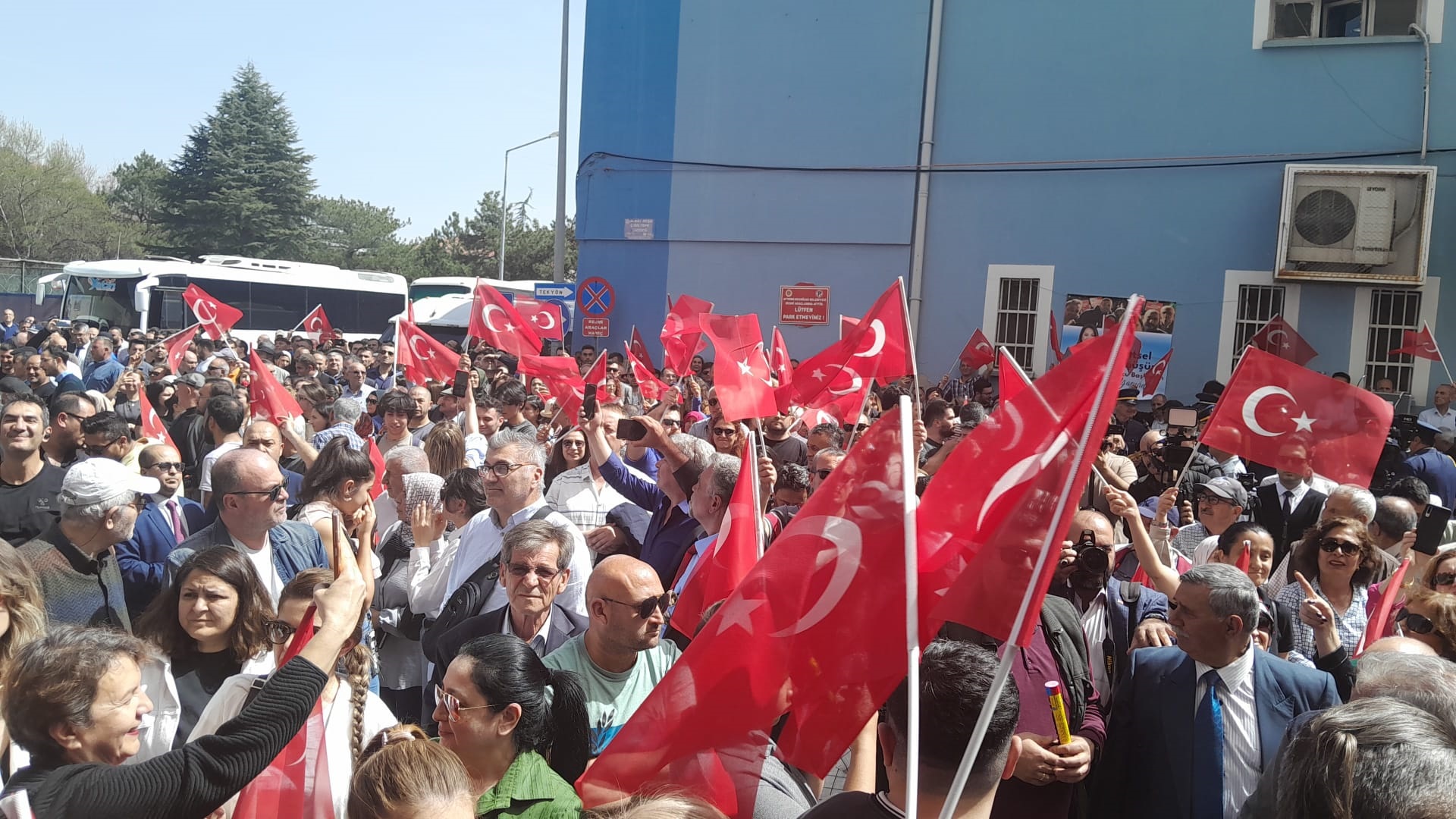 Afyonlular Belediye Önünde Köksal'ı Bekliyor