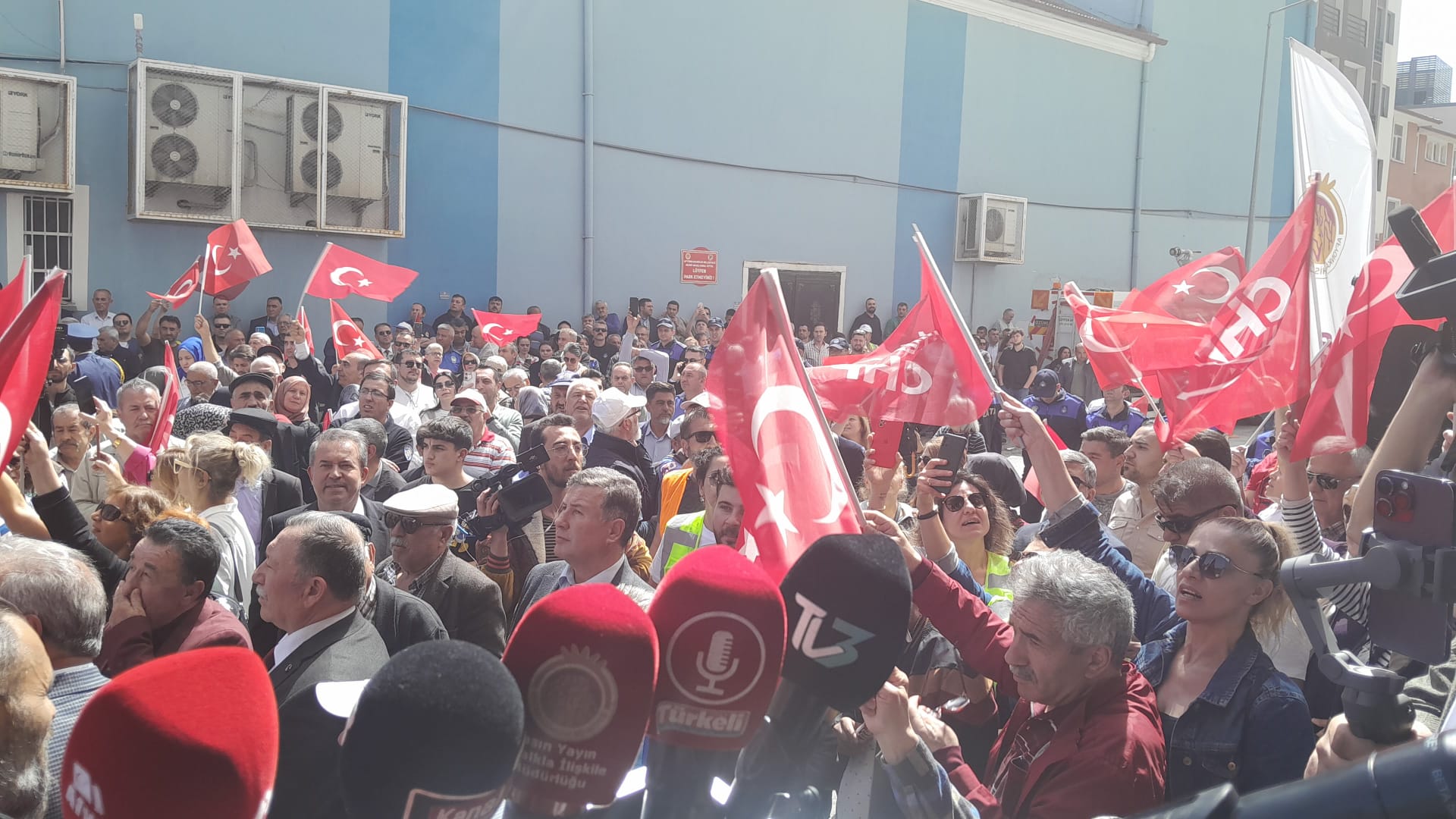Afyonlular Belediye Önünde Köksal'ı Bekliyor