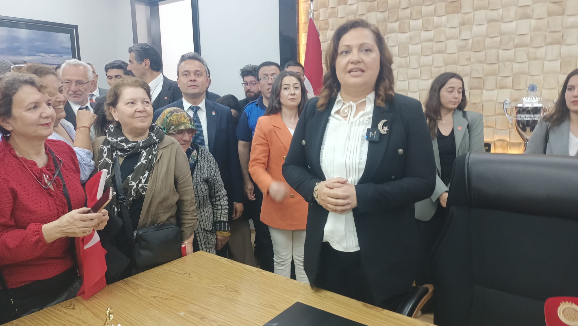 İlk Kadın Belediye Başkanı Köksal'ın Makamdaki İlk İcraatı 21 İşçiyi Görevine İade Etmesi Oldu