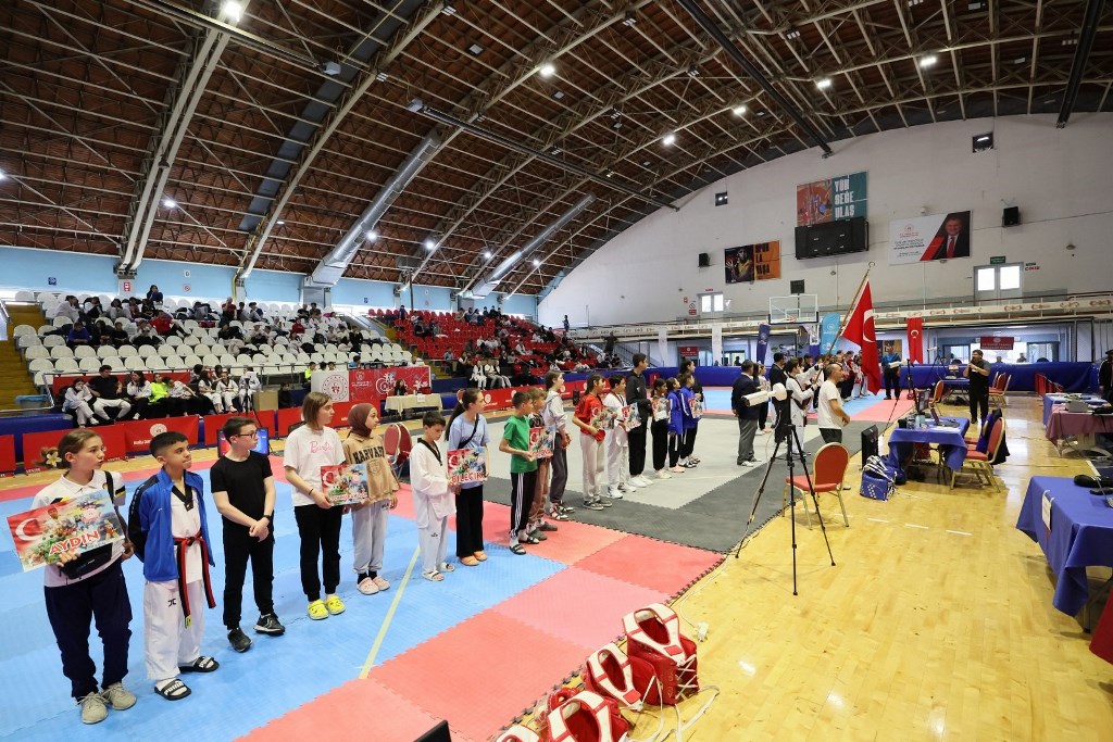 TEKVANDO YILDIZLAR KIZ VE ERKEK GRUP MÜSABAKALARI BAŞLADI