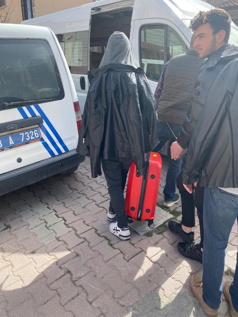 AFYON'DA 8 DÜZENSİZ GÖÇMEN YAKALANDI