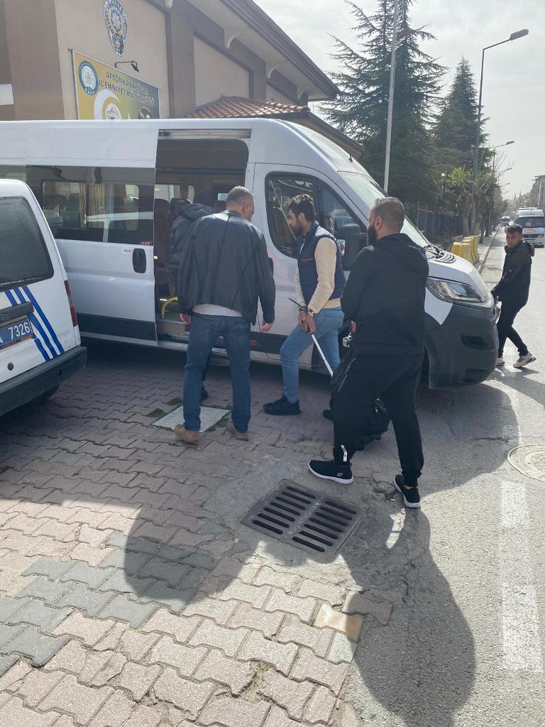 AFYON'DA 8 DÜZENSİZ GÖÇMEN YAKALANDI