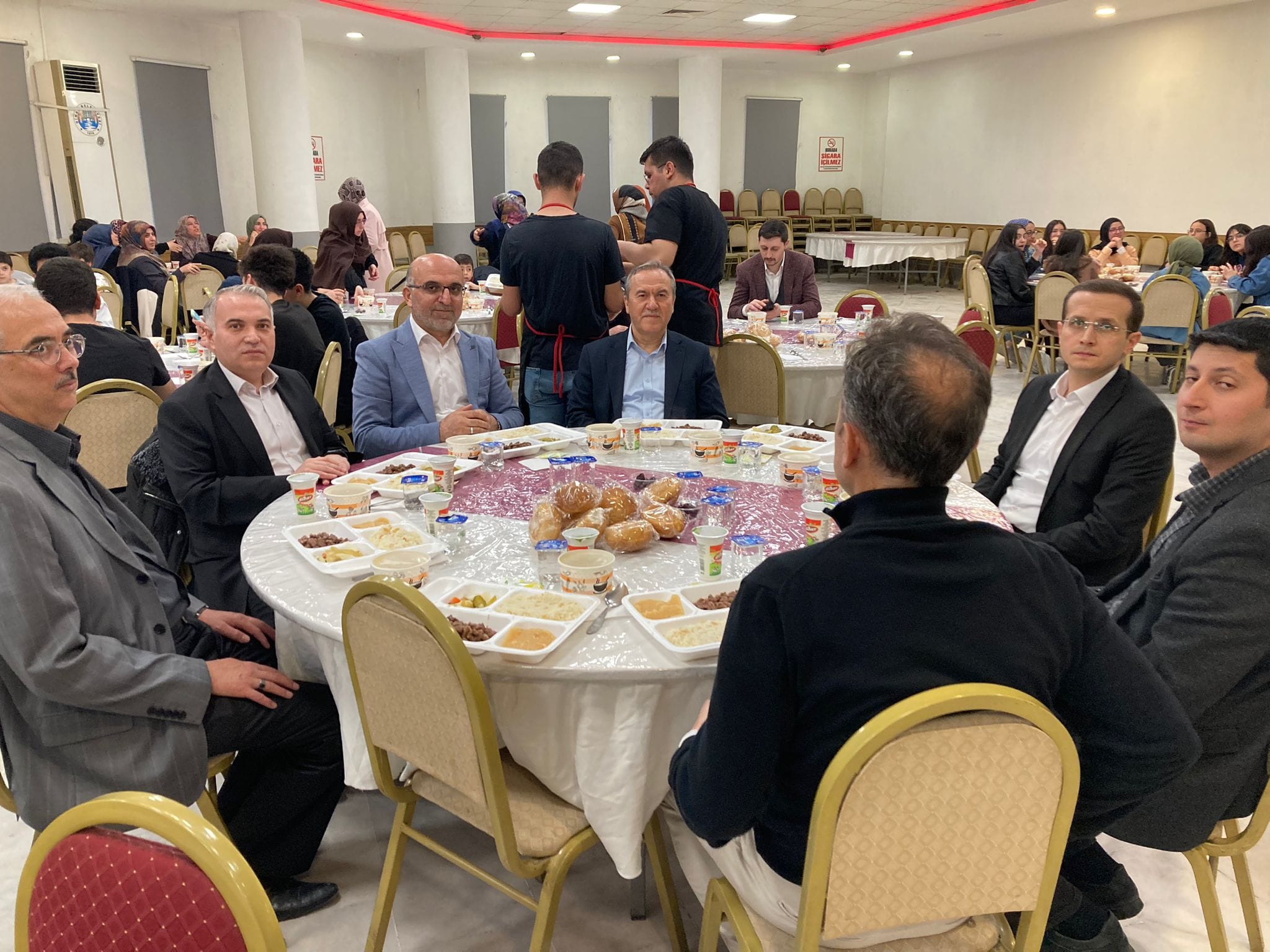 İFTAR PROGRAMINDA BİR ARAYA GELDİLER