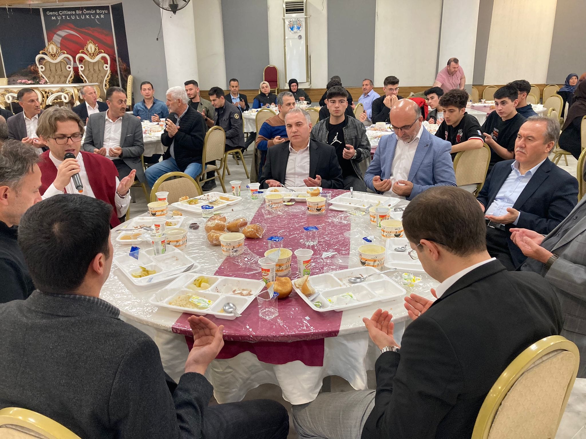 İFTAR PROGRAMINDA BİR ARAYA GELDİLER