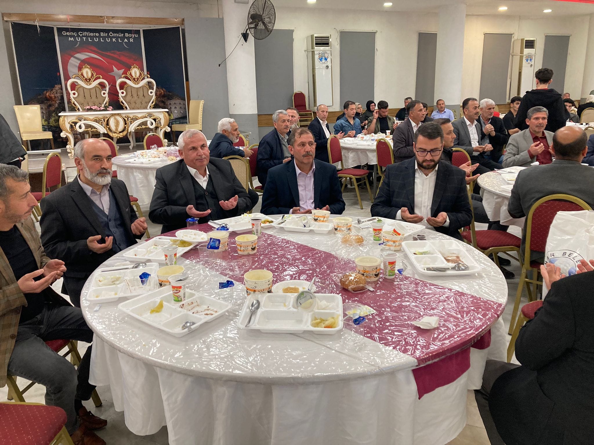 İFTAR PROGRAMINDA BİR ARAYA GELDİLER