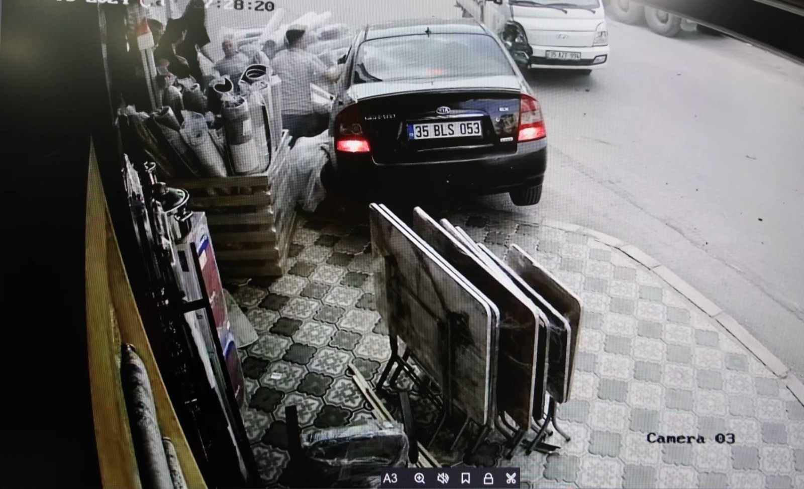 Otomobilin Müşterilerin Arasına Daldığı Anlar Kamerada