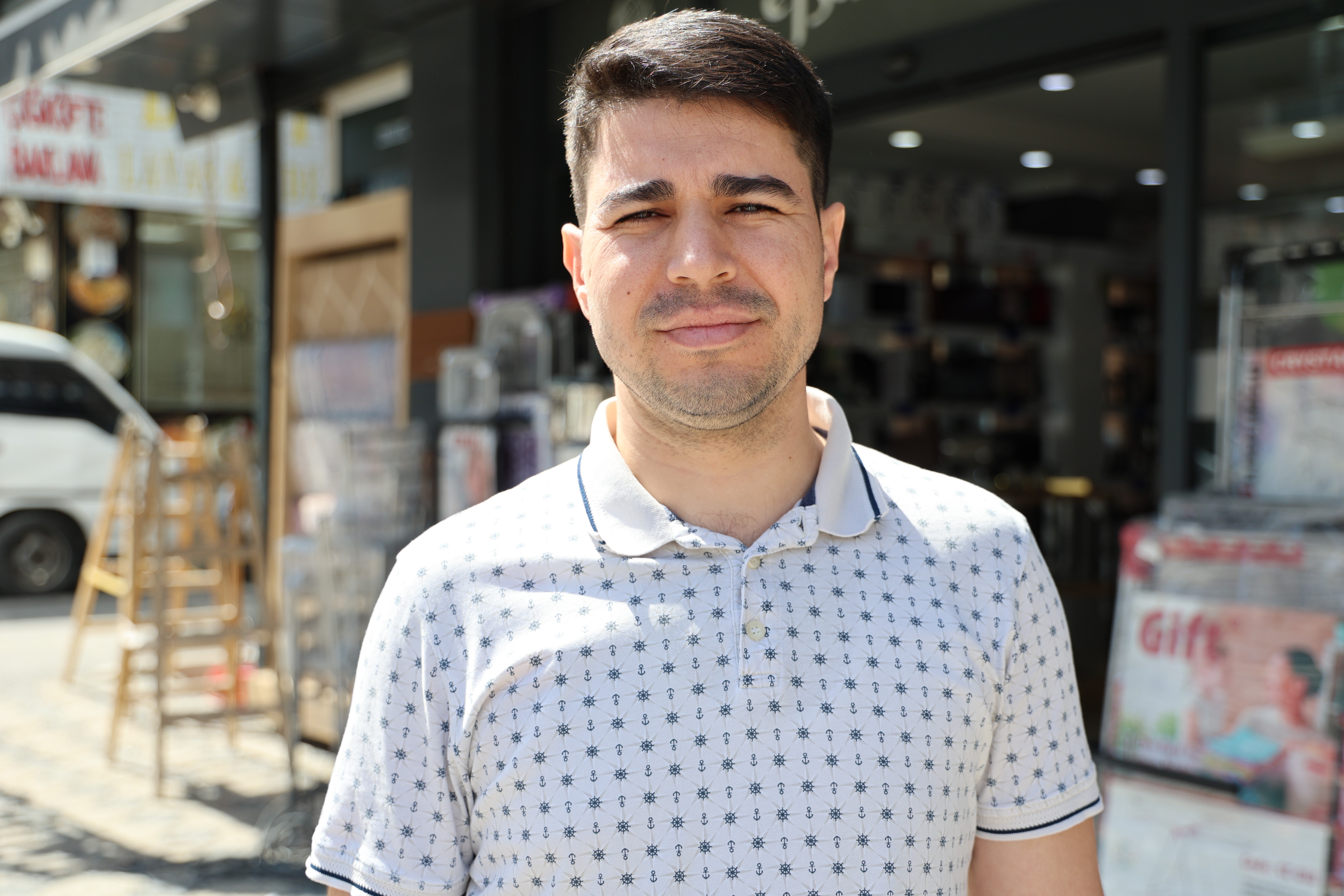 Otomobilin Müşterilerin Arasına Daldığı Anlar Kamerada