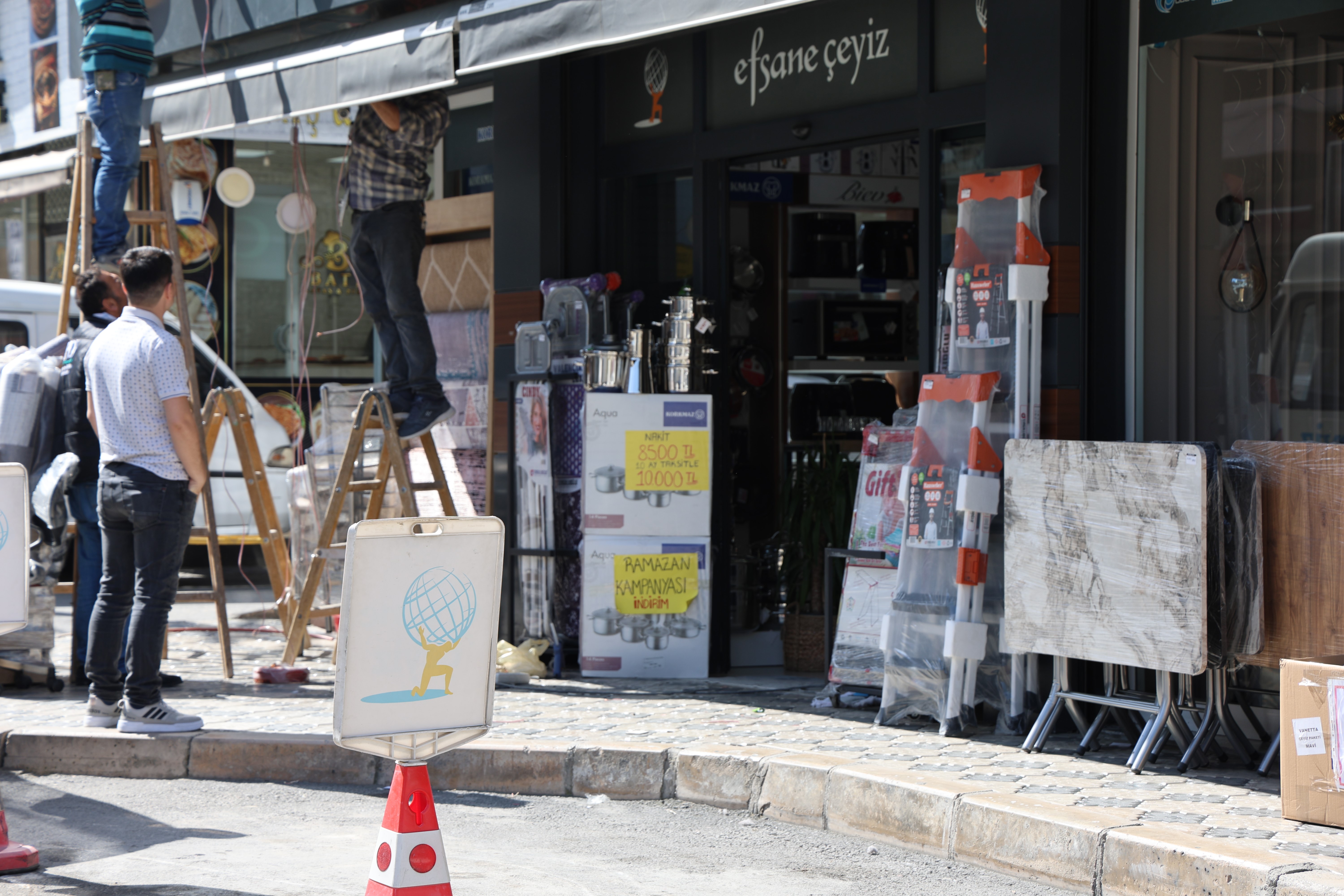 Otomobilin Müşterilerin Arasına Daldığı Anlar Kamerada