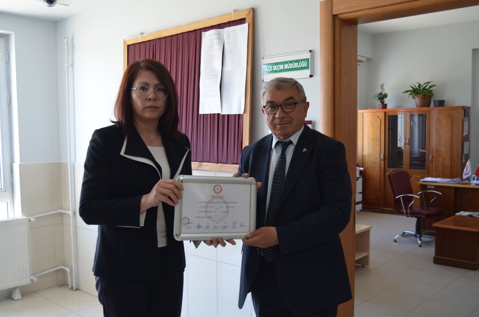 Başkan Özaşkın Mazbatasını Aldı Türk Bayraklı Rozetiyle Göreve Başladı