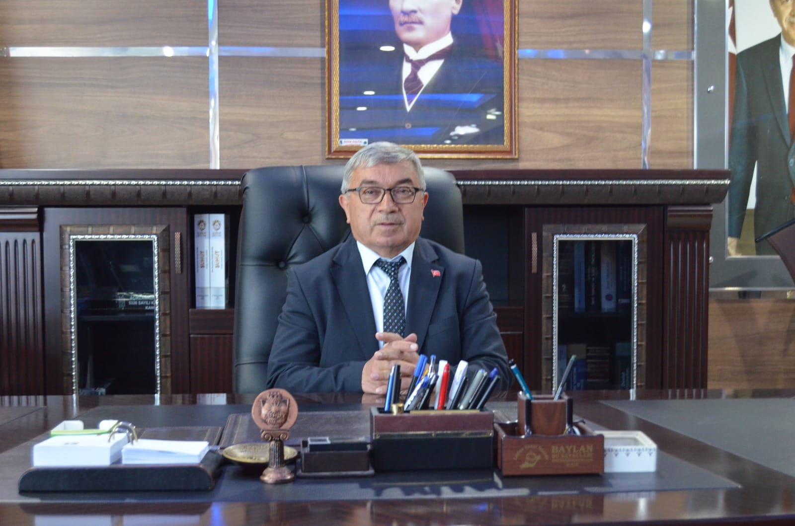 Başkan Özaşkın Mazbatasını Aldı Türk Bayraklı Rozetiyle Göreve Başladı