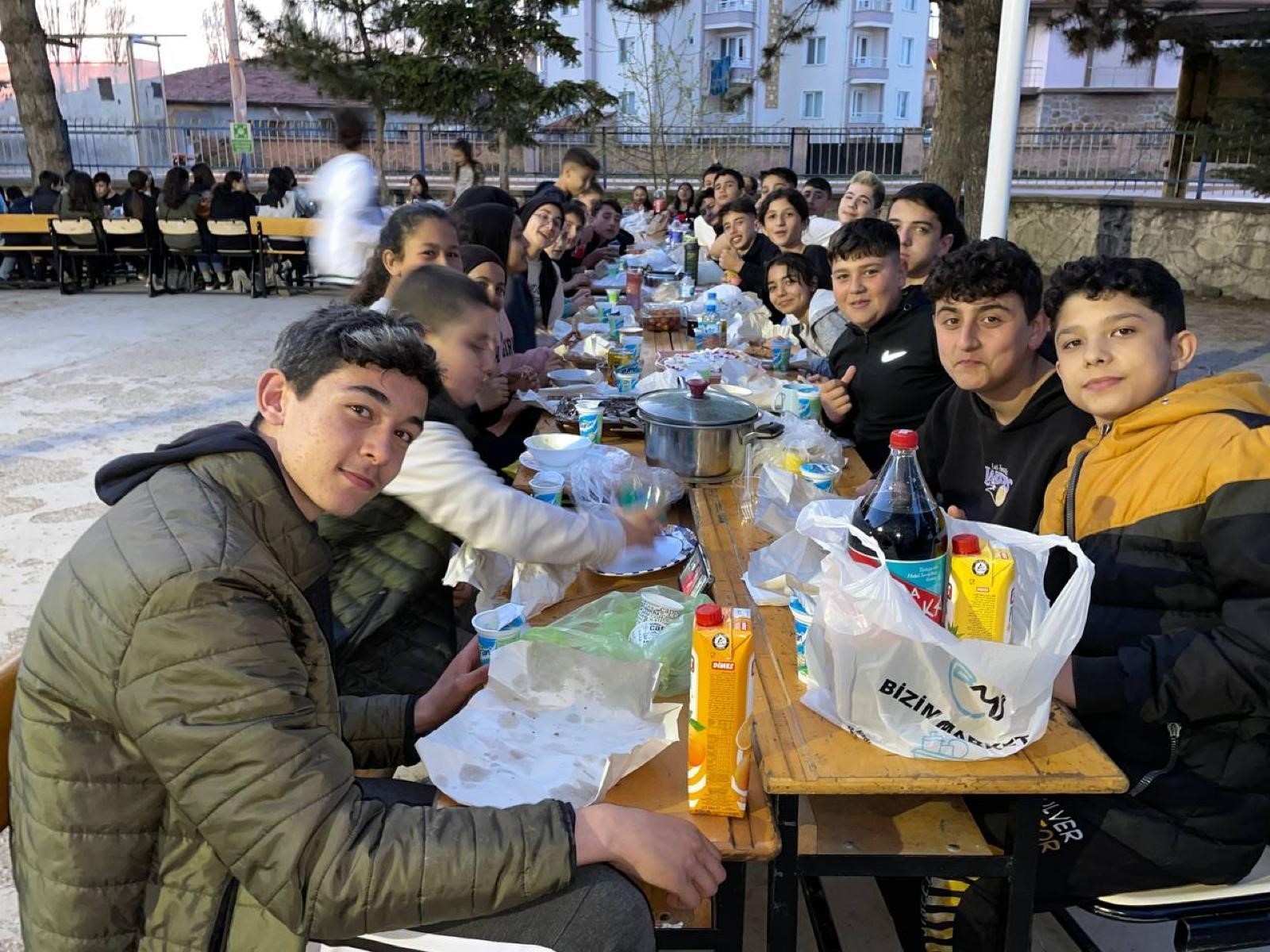 Öğretmen Ve Öğrenciler Bir Araya Geldi 175 Kişilik İftar Yapıldı