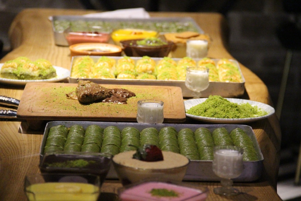 GASTRONOMİ ŞEHRİ AFYON’DA BAYRAM TATLILARI RAFLARDAKİ YERİNİ ALMAYA BAŞLADI