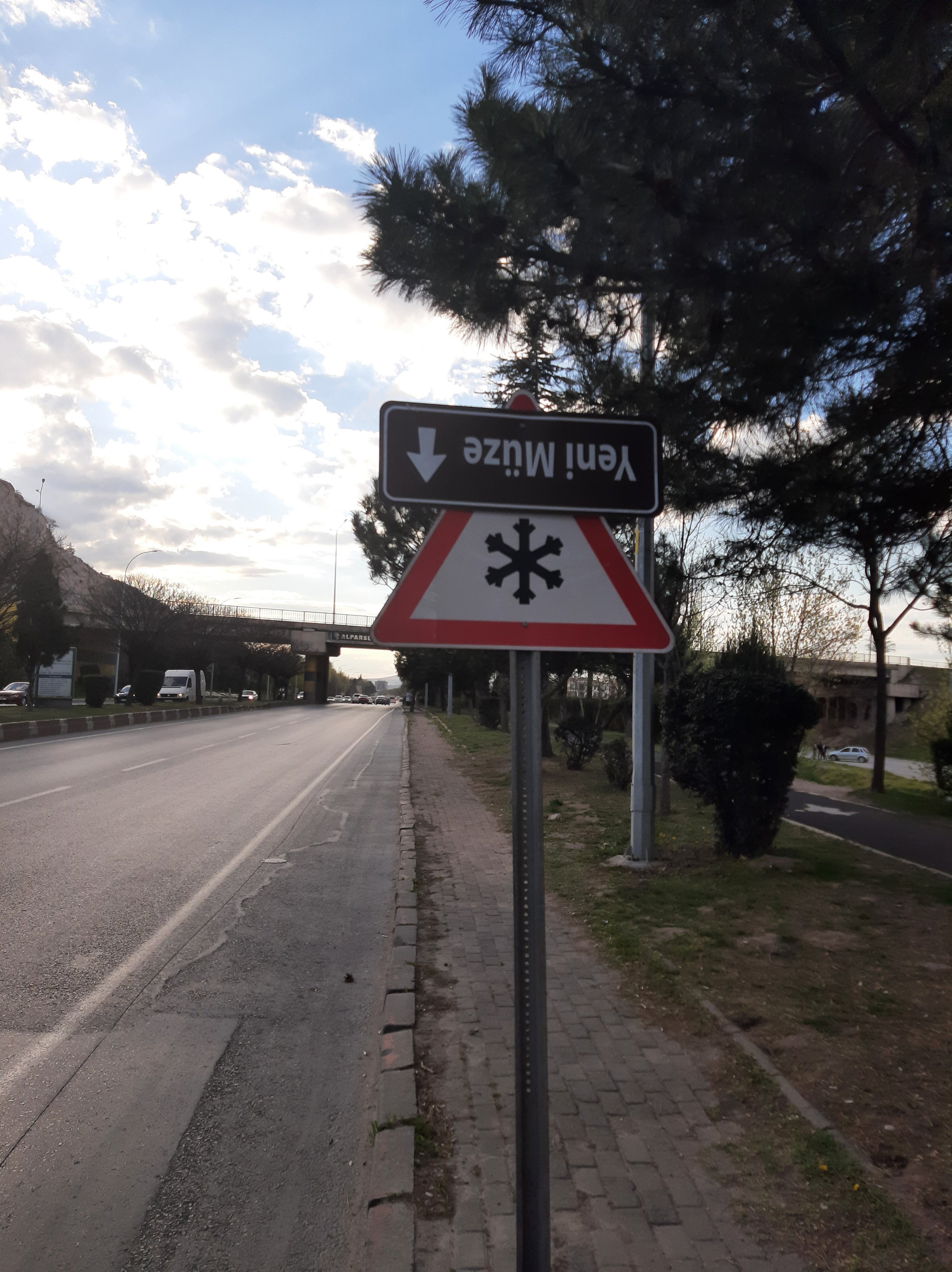 Afyon'daki Levha Sosyal Medyada Gündem Oldu