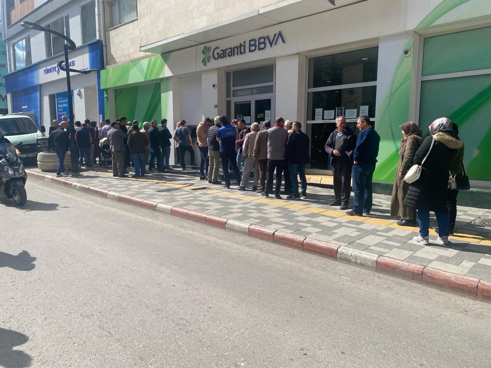 BAYRAM ÖNCESİ BANKA YOĞUNLUĞU