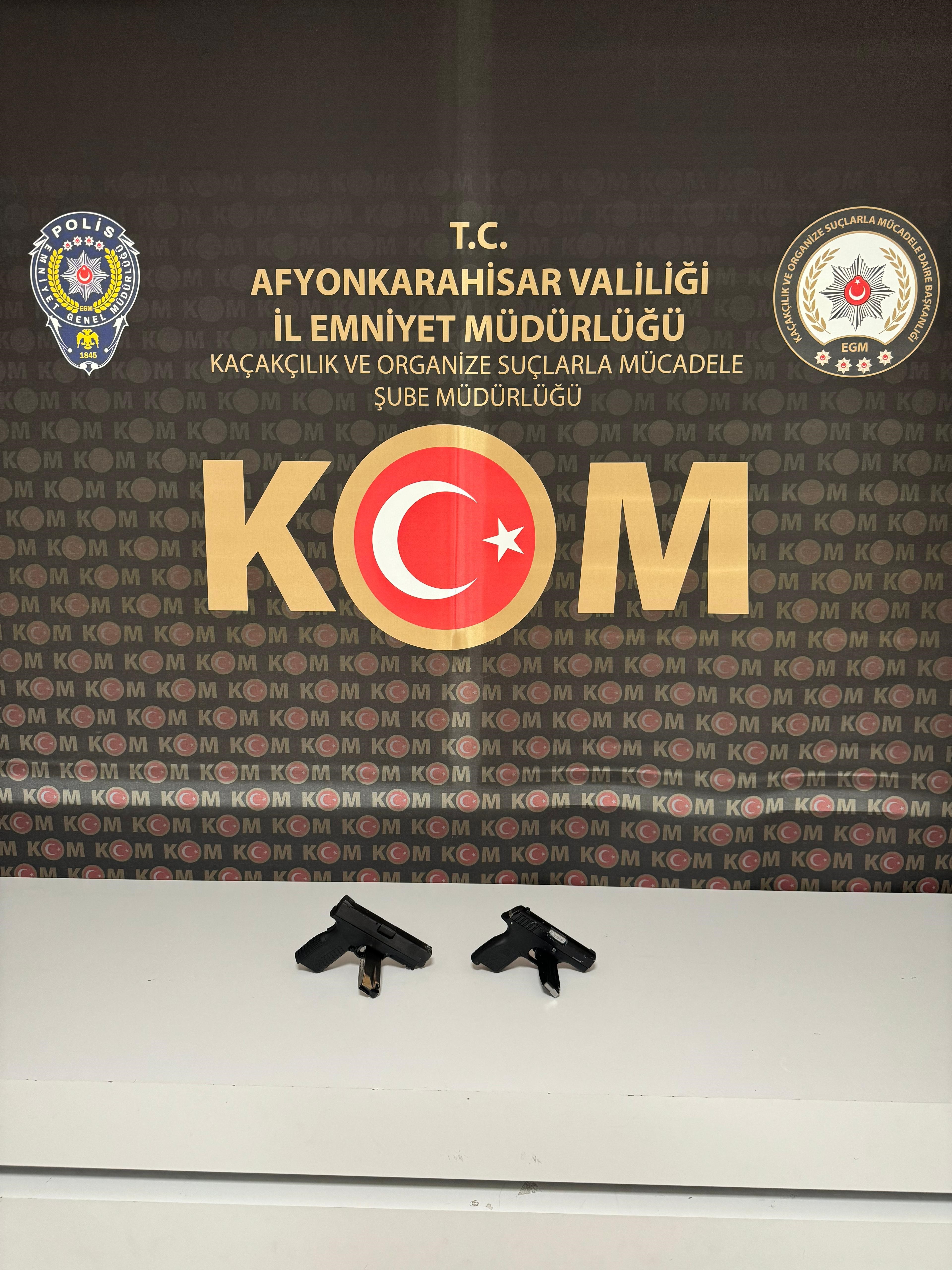ÜZERİNDE 2 TABANCAYLA GEZERKEN YAKALANDI