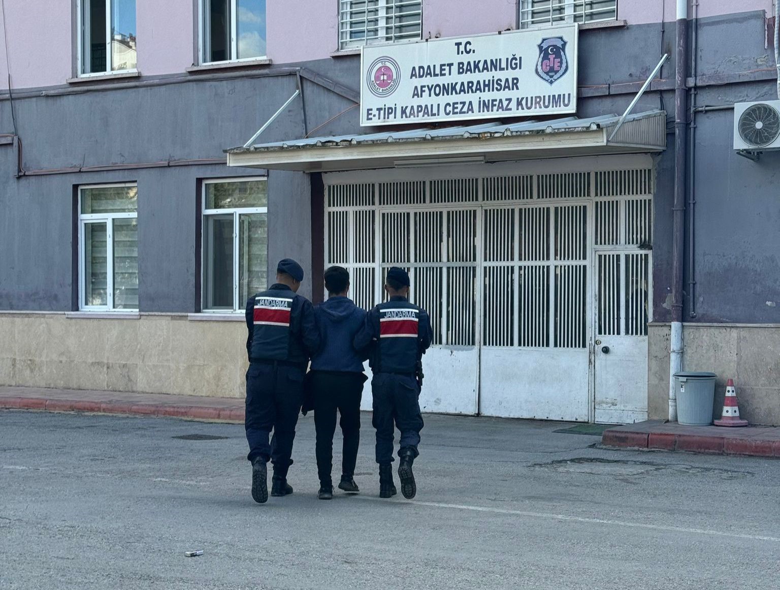 CEZAEVİNDEN FİRAR EDEN ŞAHSI JANDARMA YAKALADI