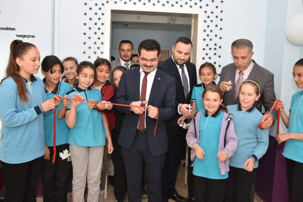 KAYMAKAM HAN KÜTÜPHANE AÇILIŞINA KATILDI
