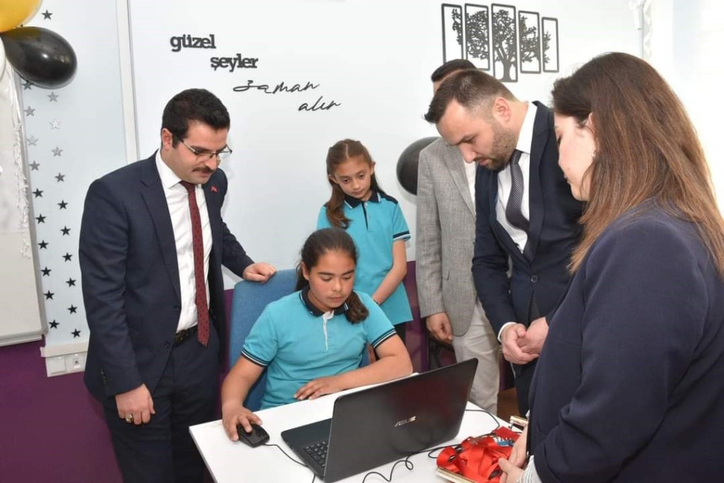 KAYMAKAM HAN KÜTÜPHANE AÇILIŞINA KATILDI