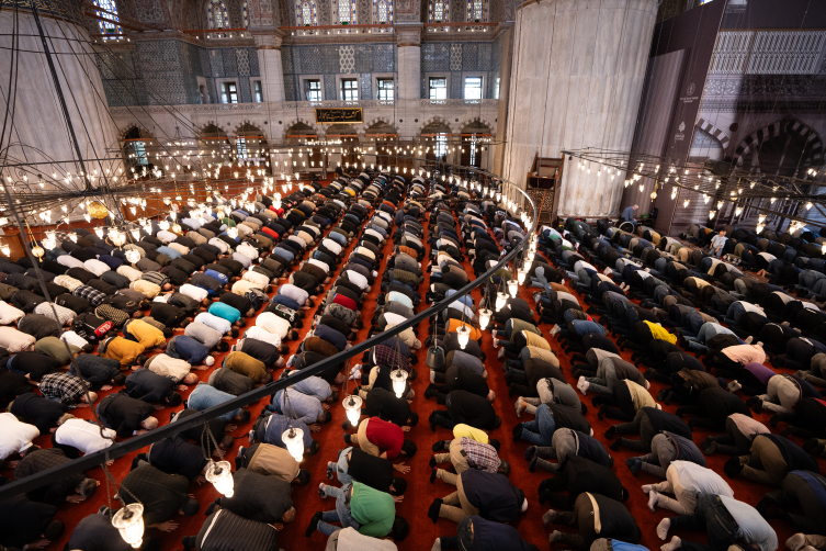 CAMİLERDE RAMAZANIN SON CUMA NAMAZI KILINDI