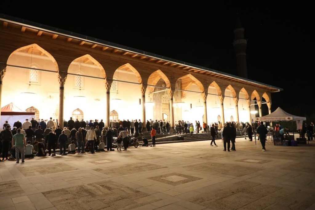 CAMİ ÇIKIŞI KANDİL SİMİDİ DAĞITILDI