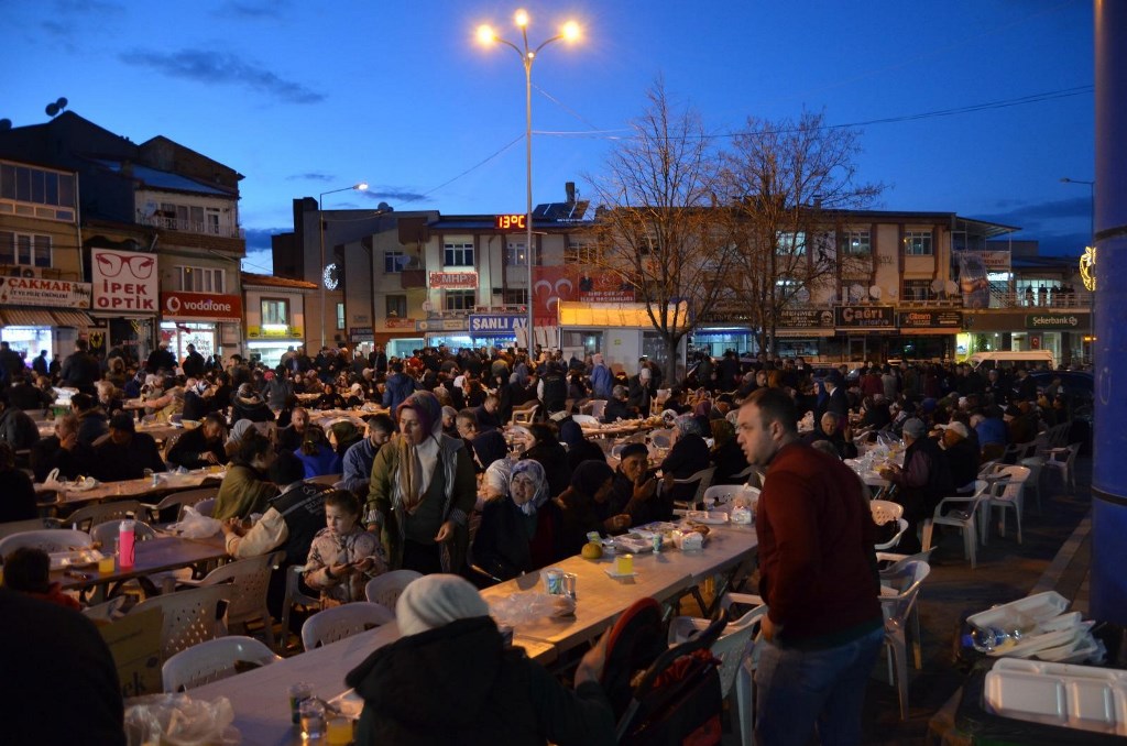 İMECE USULÜ İLE 3 BİN KİŞİLİK İFTAR YAPTILAR