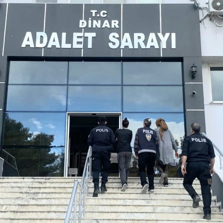 AFYON’DA PAZARDA YANKESİCİLİK YAPAN KADINLAR YAKALANDI