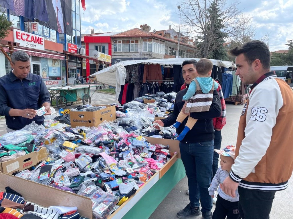 BAYRAMA SAYILI GÜNLER KALA SEMT PAZARLARINDA ALIŞVERİŞ HEYECANI ARTTI