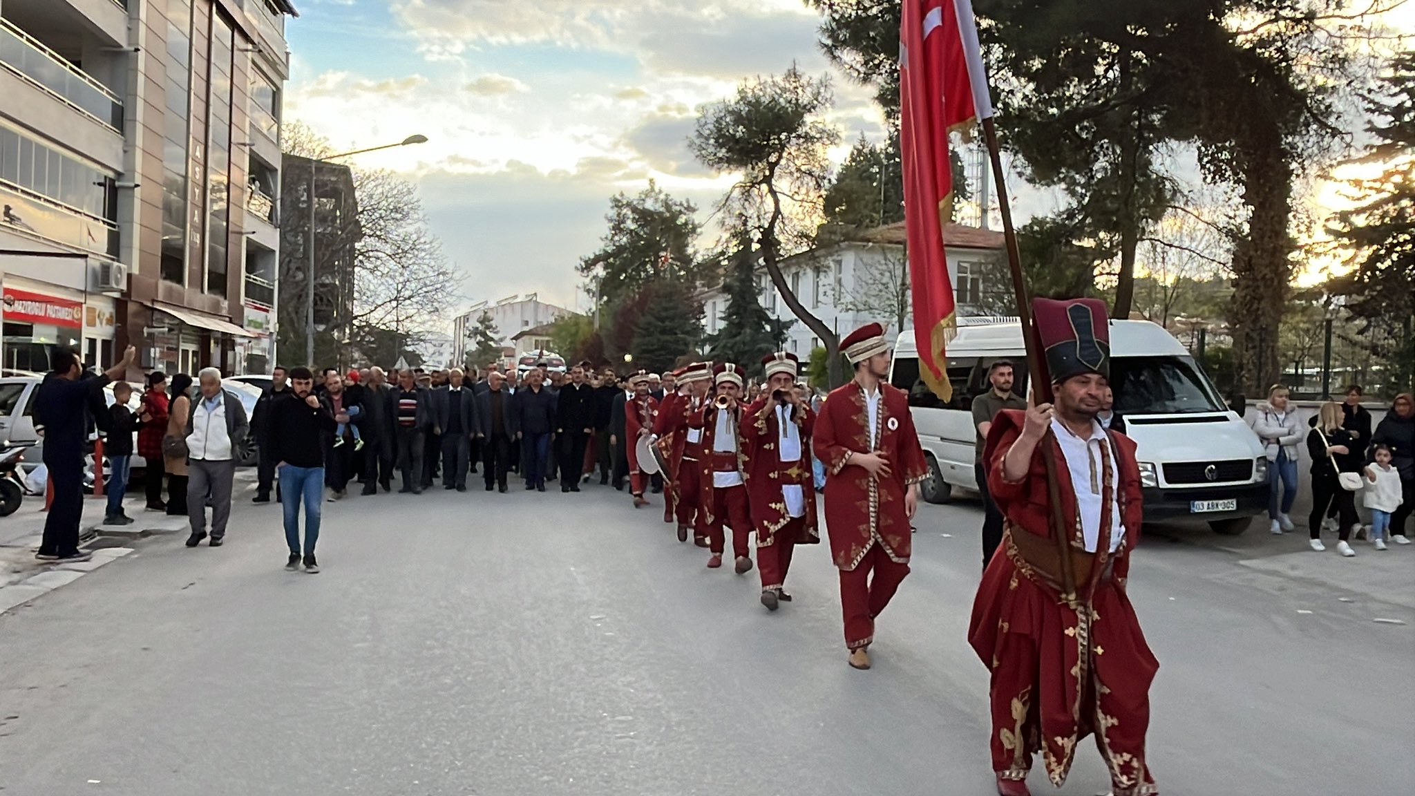 YURDUNUSEVEN: "DAZKIRI'NDA HİZMETLERİMİZLE ŞAHA KALDIRACAĞIZ"