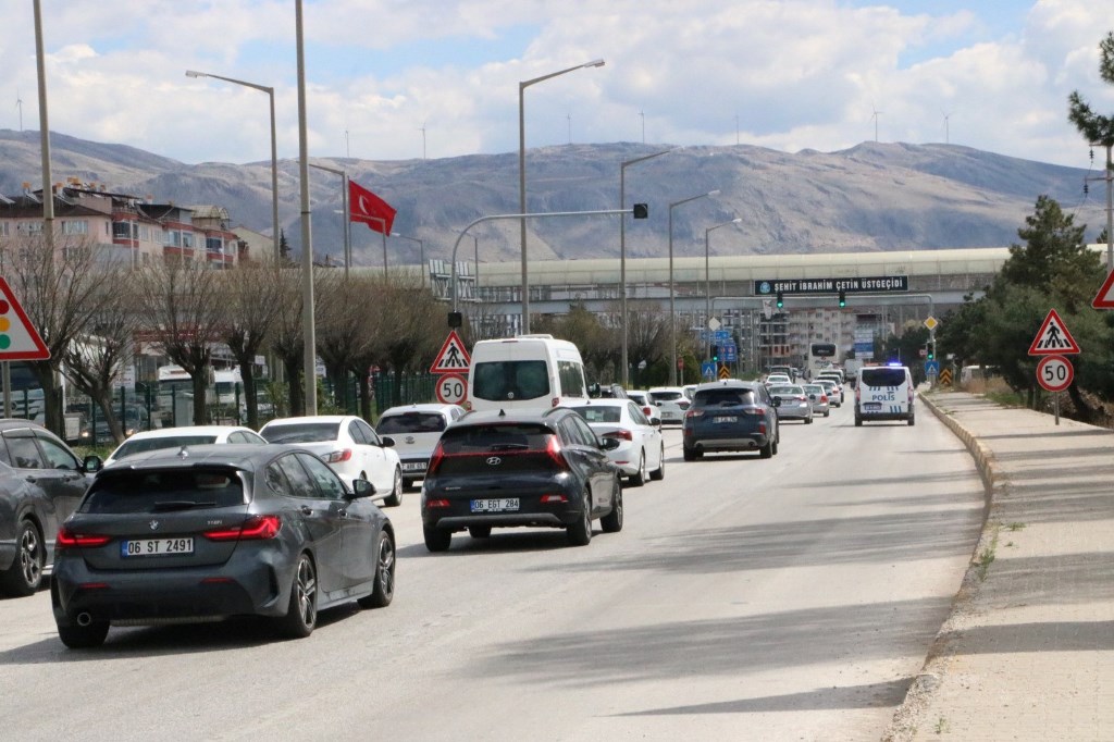 AFYON'DA KARAYOLLARINDA YOĞUNLUK SÜRÜYOR