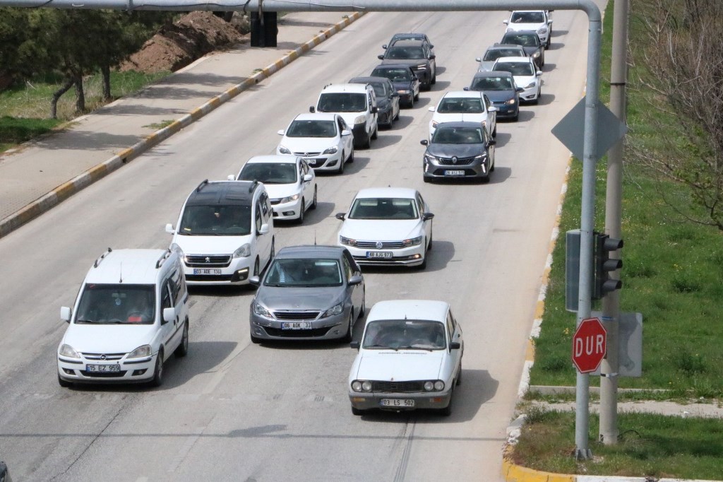 AFYON'DA KARAYOLLARINDA YOĞUNLUK SÜRÜYOR