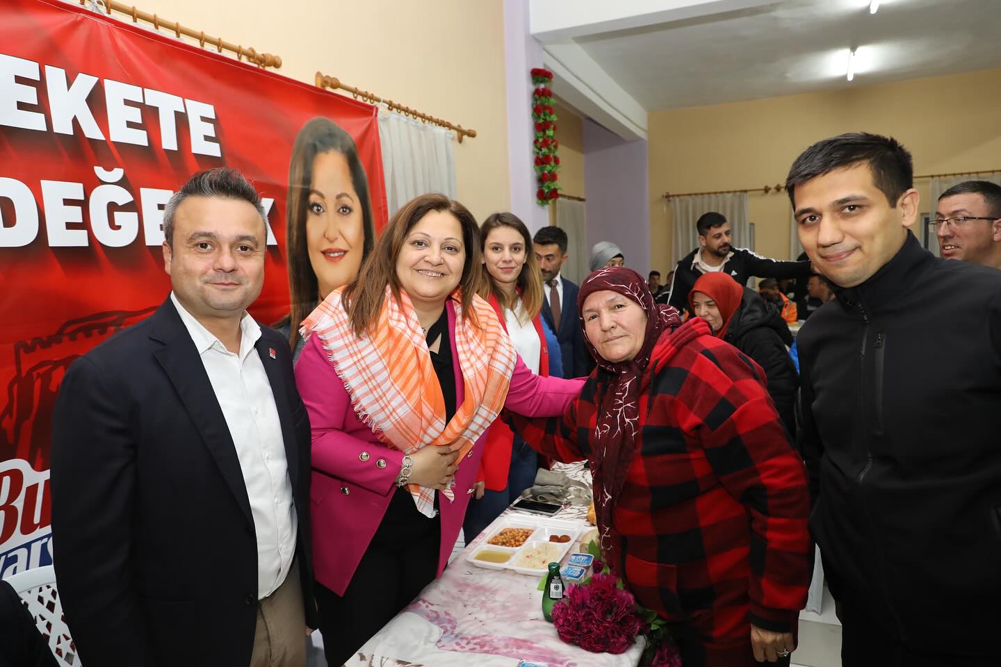 BAŞKAN KÖKSAL DAVETE İCABET ETTİ İFTARDAKİ YERİNİ ALDI