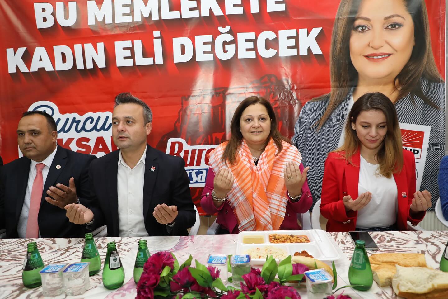 BAŞKAN KÖKSAL DAVETE İCABET ETTİ İFTARDAKİ YERİNİ ALDI