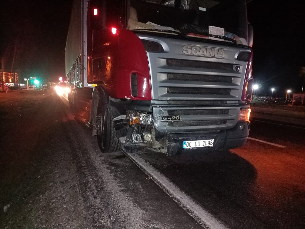 BOLVADİN'DE TIR İLE OTOMOBİL ÇARPIŞTI