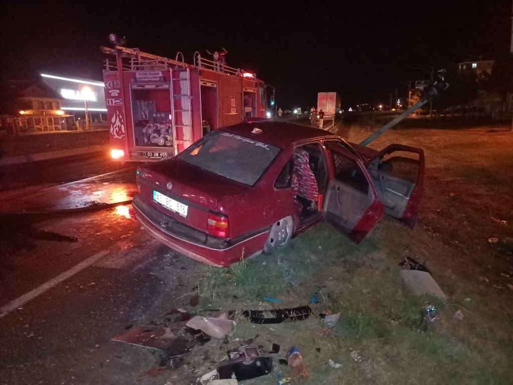 BOLVADİN'DE TIR İLE OTOMOBİL ÇARPIŞTI