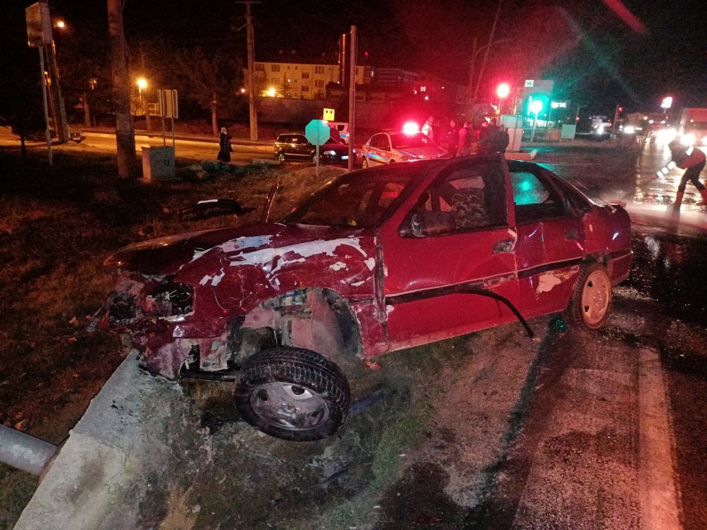 BOLVADİN'DE TIR İLE OTOMOBİL ÇARPIŞTI