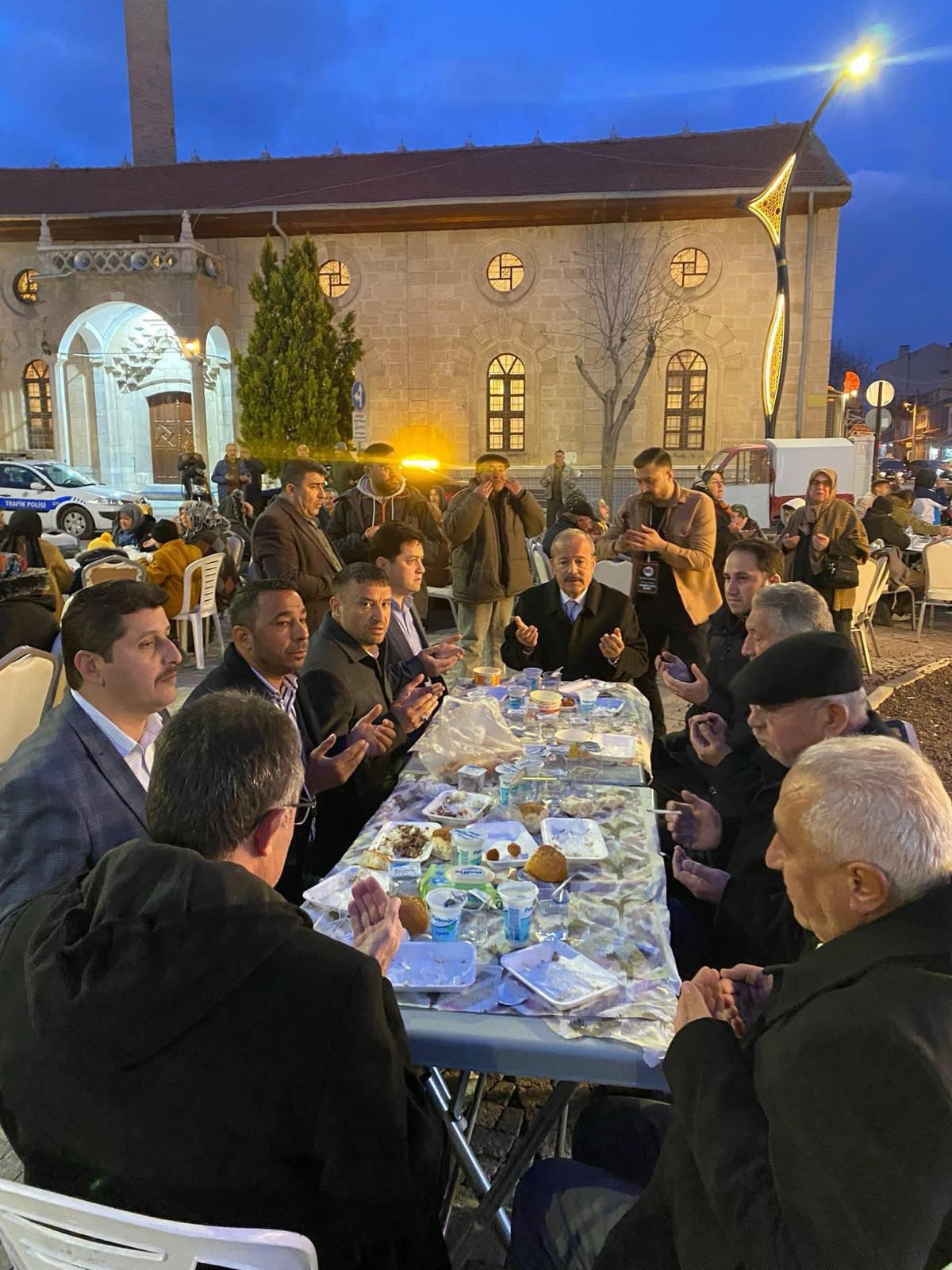 YÜZLERCE KİŞİ AYNI İFTAR SOFRASINDA BULUŞTU