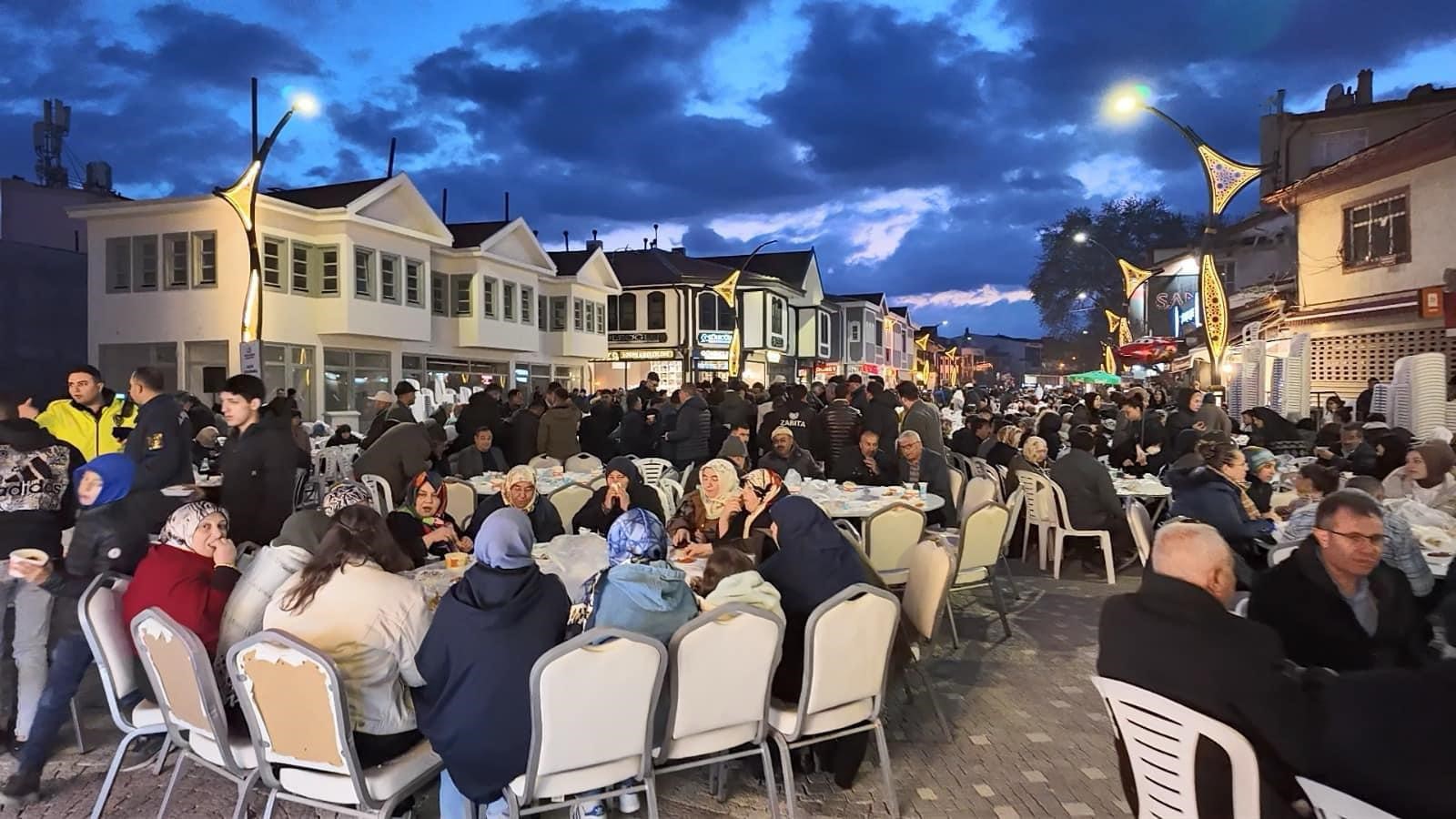 YÜZLERCE KİŞİ AYNI İFTAR SOFRASINDA BULUŞTU