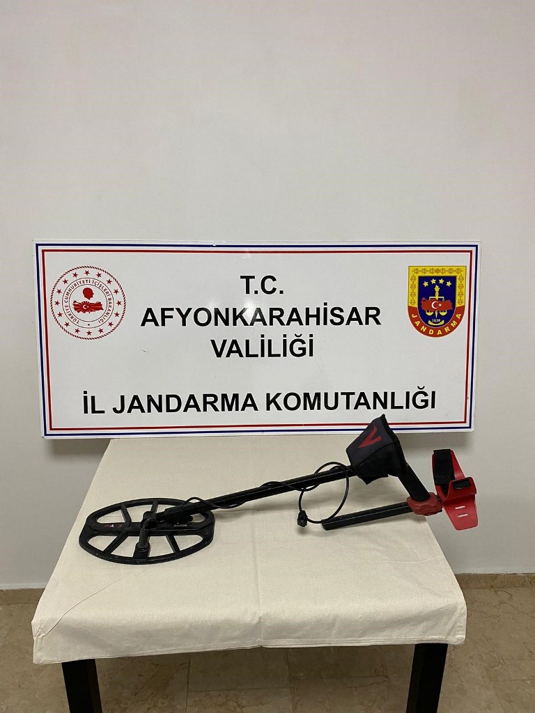 AFYON'DA KAÇAK KAZI İLE DEFİNE ARADILAR!