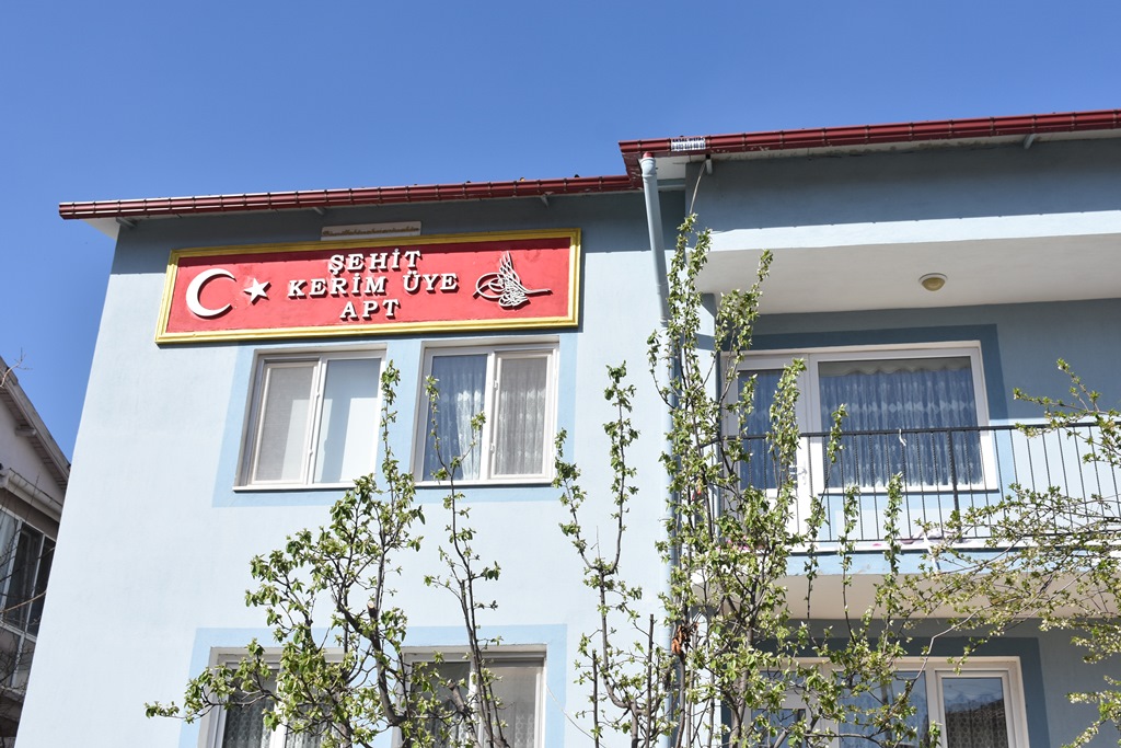 ŞEHİT AİLESİ OĞULLARININ HATIRASINI EVLERİNDE YAŞATIYOR