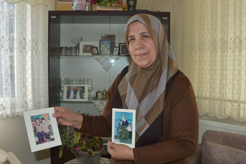 ŞEHİT AİLESİ OĞULLARININ HATIRASINI EVLERİNDE YAŞATIYOR